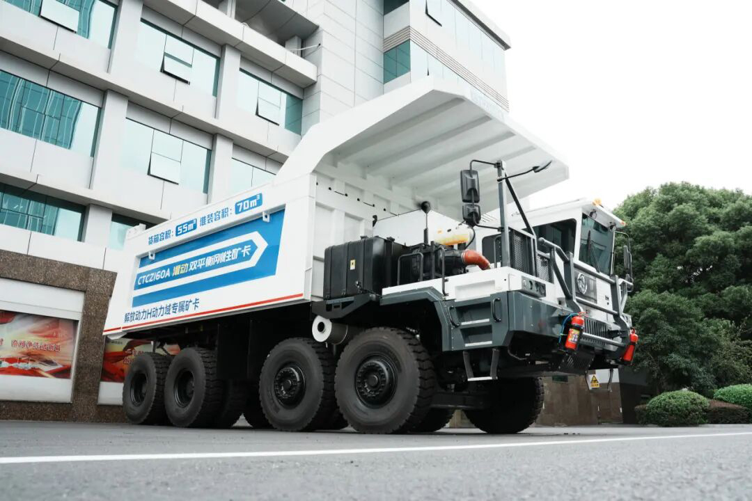 Phục vụ nhiều khu vực khai thác mỏ! Xe tải khai thác mỏ trang bị động cơ FAW CA6DX3 nổi bật hơn hẳn so với các loại xe khác.